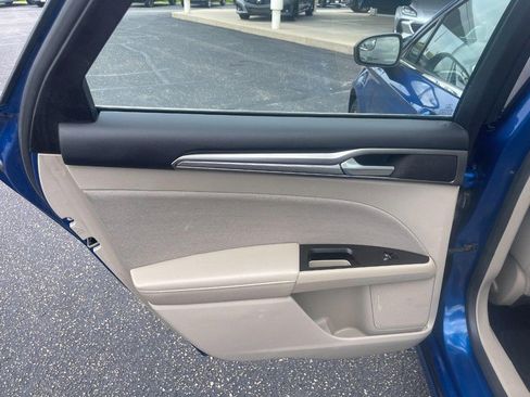 Used 2017 Ford Fusion SE FWD image 17