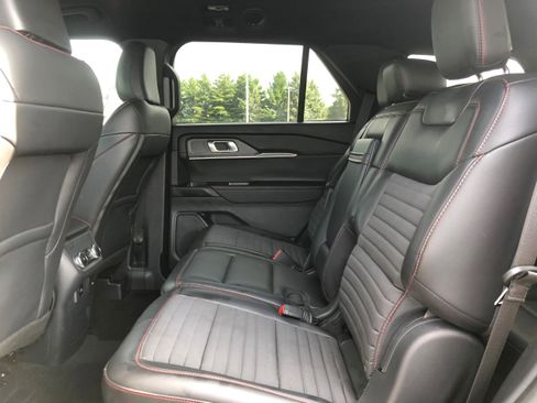 Used 2025 Ford Explorer ST-Line w/ ST-Line Street Pack image 11