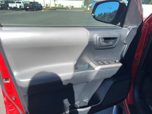 Used 2018 Toyota Tacoma SR5 image 12