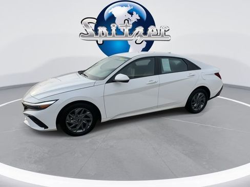 Used 2024 Hyundai Elantra SEL image 2