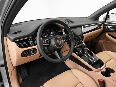 Certified 2026 Porsche Macan AWD/4WD image 4