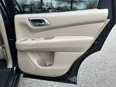 Used 2018 Nissan Pathfinder Platinum image 17