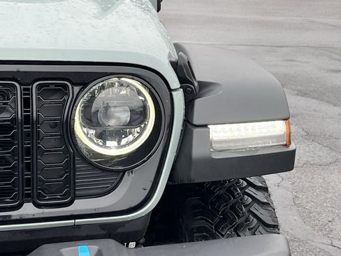 Used 2024 Jeep Wrangler Unlimited image 10