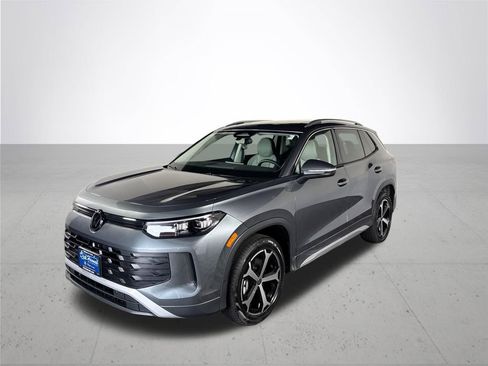 New 2026 Volkswagen Tiguan SE image 2