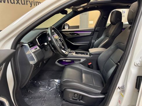 Used 2025 Jaguar F-PACE R-Dynamic S image 8
