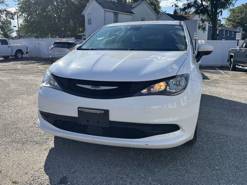 Used 2022 Chrysler Voyager LX image 2