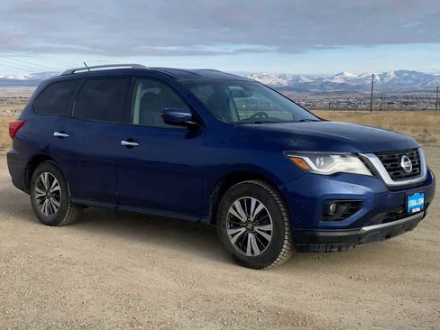Used 2017 Nissan Pathfinder SV image 2