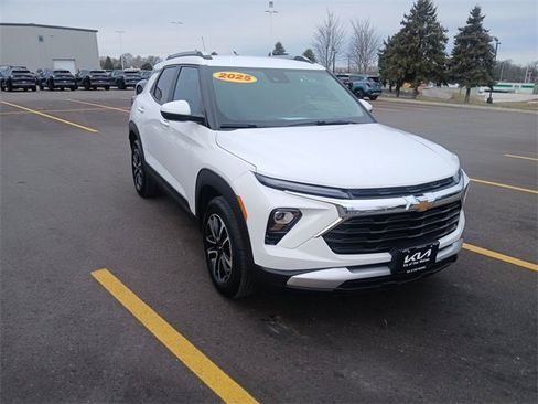 Used 2025 Chevrolet TrailBlazer LT image 1