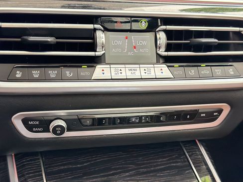 Used 2022 BMW X7 xDrive40i w/ M Sport Package AWD/4WD image 25