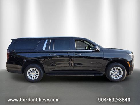 Used 2025 Chevrolet Suburban LT AWD/4WD image 7
