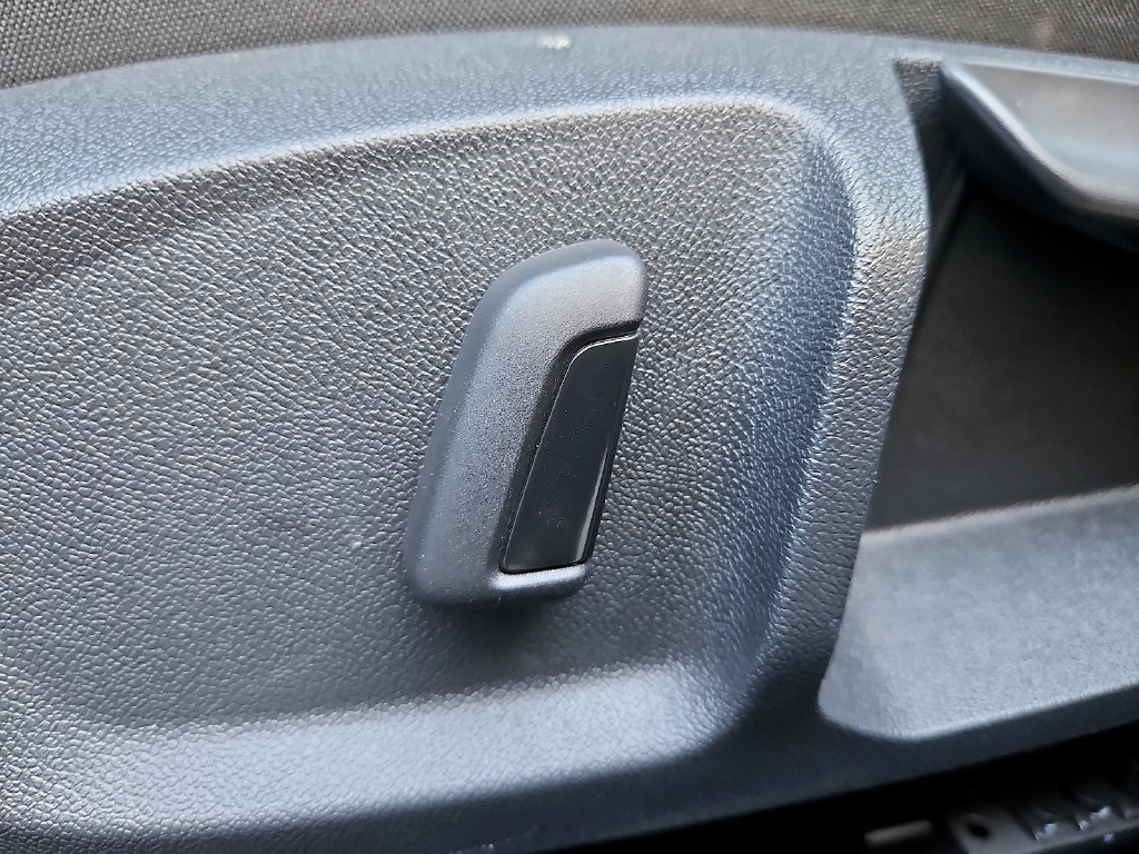 Certified 2025 Volkswagen GTI SE FWD image 31