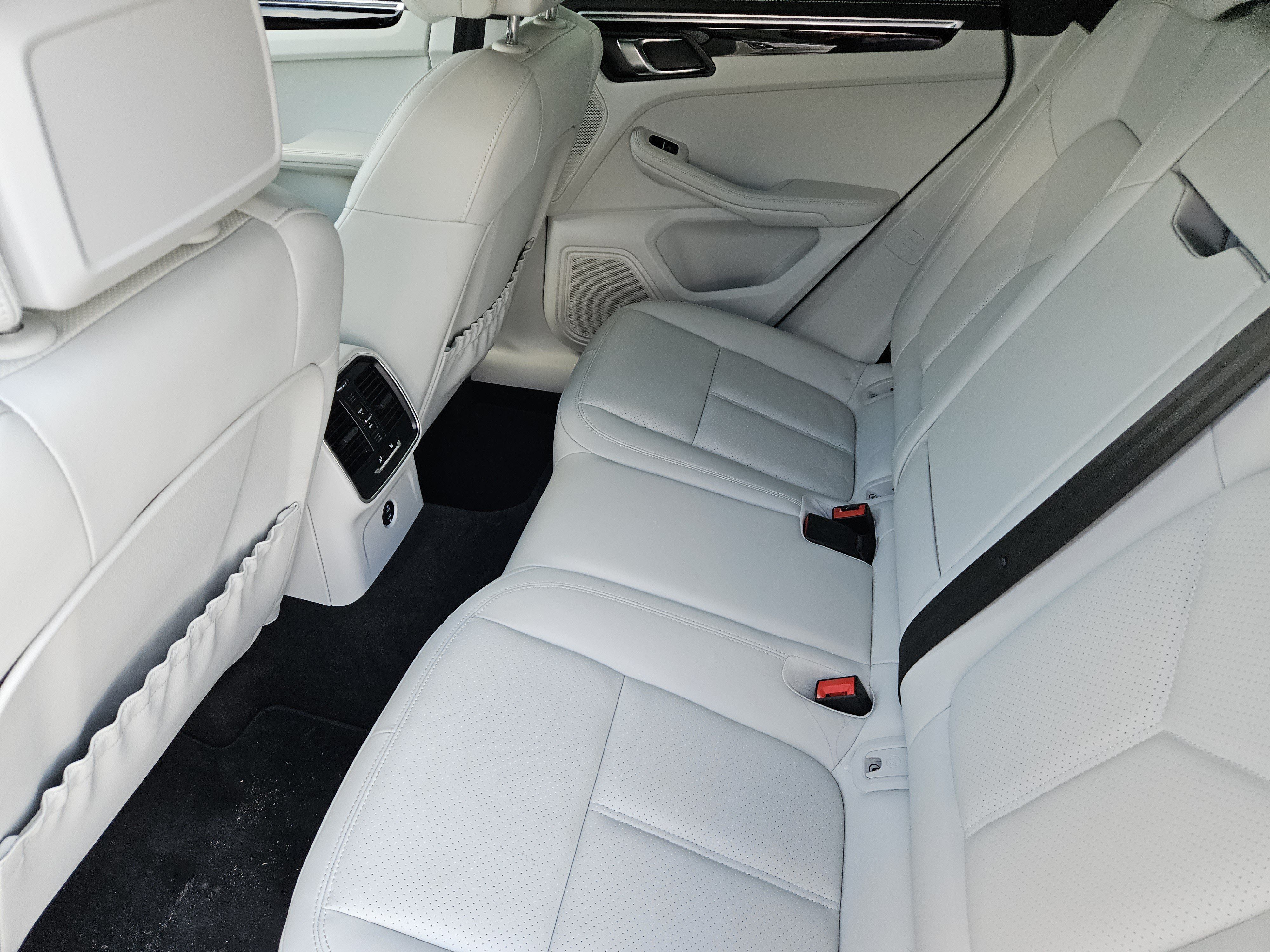 Certified 2023 Porsche Macan AWD/4WD image 28