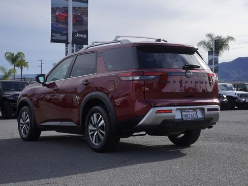 Used 2024 Nissan Pathfinder SL w/ Black Appearance Package image 6