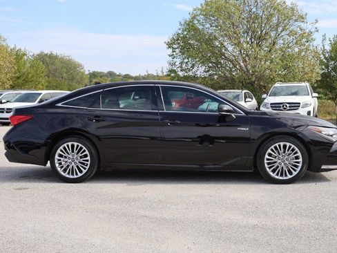 Used 2020 Toyota Avalon Limited image 7