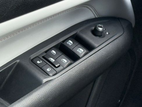 Used 2025 Jeep Compass Limited image 36