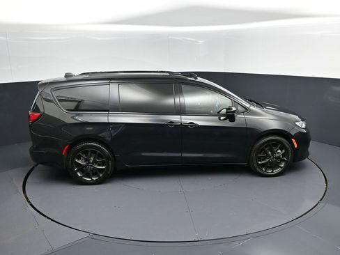 Used 2022 Chrysler Pacifica Limited w/ Uconnect Theater Family Group image 36