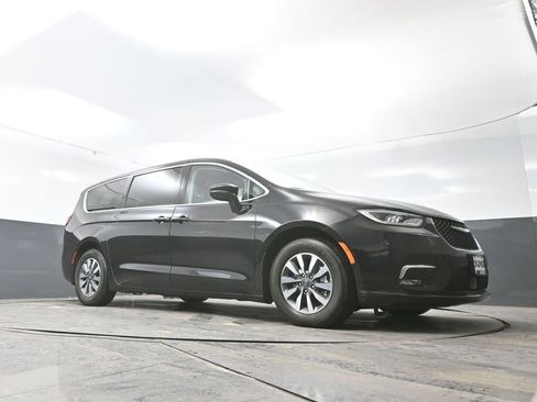 Used 2024 Chrysler Pacifica Select image 51