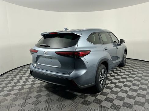 Used 2023 Toyota Highlander XLE FWD image 3