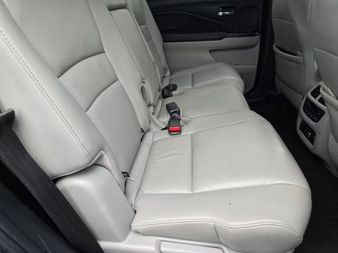 Used 2021 Honda Pilot Touring image 14
