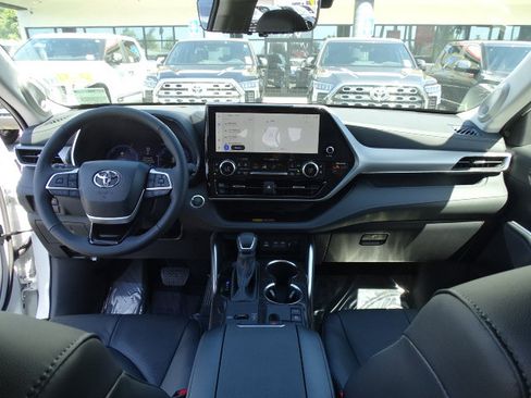 New 2026 Toyota Highlander Platinum AWD/4WD image 15