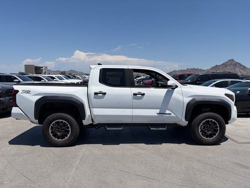 Used 2025 Toyota Tacoma TRD Off-Road w/ TRD Off Road Upgrade Package AWD/4WD image 3