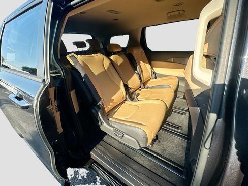 Certified 2024 Kia Carnival EX FWD image 28