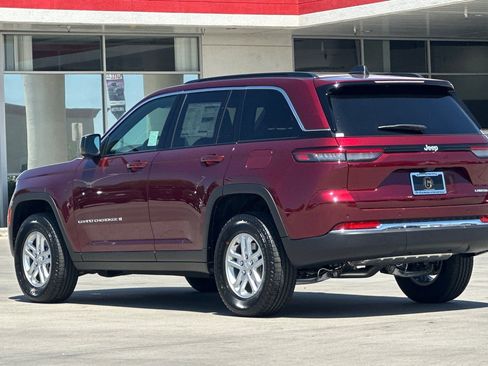 New 2025 Jeep Grand Cherokee Laredo w/ Luxury Tech Group I RWD image 4