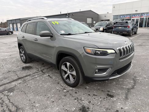 Used 2019 Jeep Cherokee Limited image 1
