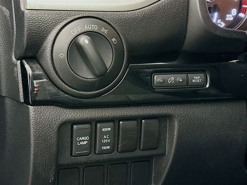 Used 2020 Nissan Titan SV w/ SV Convenience Package image 16