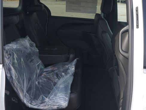 New 2026 Chrysler Pacifica Select image 22