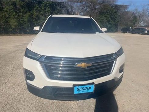 Used 2022 Chevrolet Traverse LT image 3