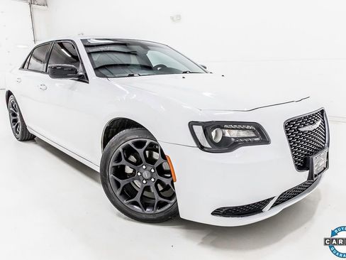 Used 2023 Chrysler 300 Touring w/ Sport Appearance Package image 5