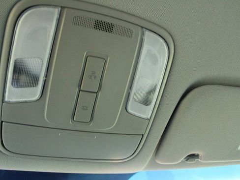 Used 2018 Kia Sedona L image 18