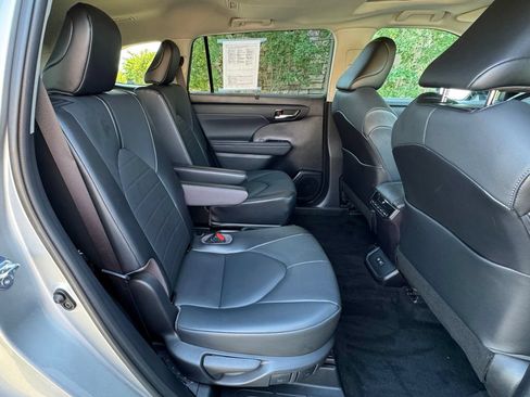 Used 2021 Toyota Highlander XLE AWD/4WD image 36