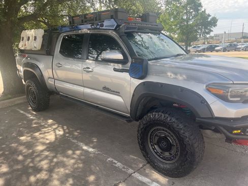 Used 2017 Toyota Tacoma TRD Off-Road AWD/4WD image 5
