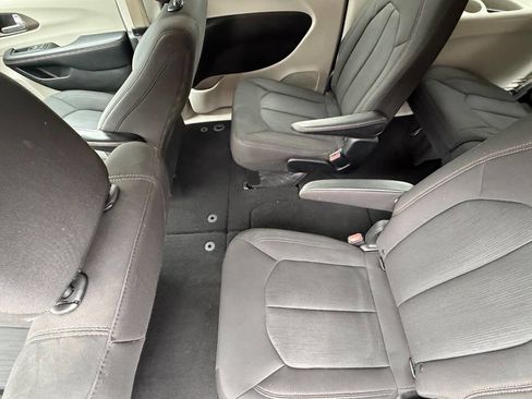 Used 2017 Chrysler Pacifica Touring FWD image 47