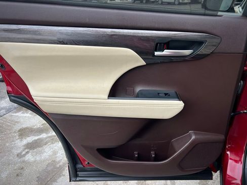 Used 2020 Toyota Highlander Limited image 19