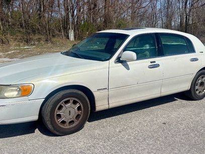 Used 2000 Lincoln Town Car Signature