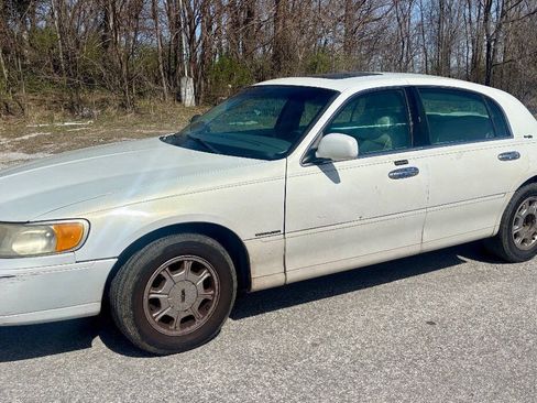 Used 2000 Lincoln Town Car Signature RWD image 1
