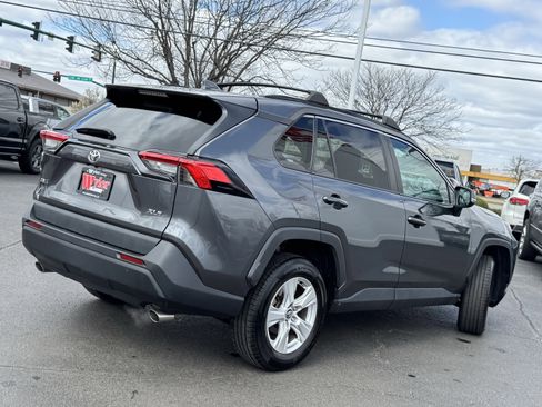 Used 2021 Toyota RAV4 XLE image 3