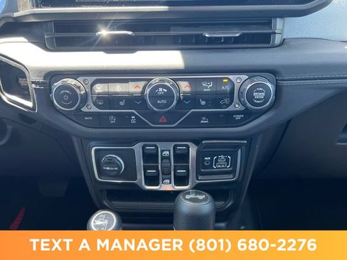 Used 2025 Jeep Wrangler Unlimited Sahara AWD/4WD image 19