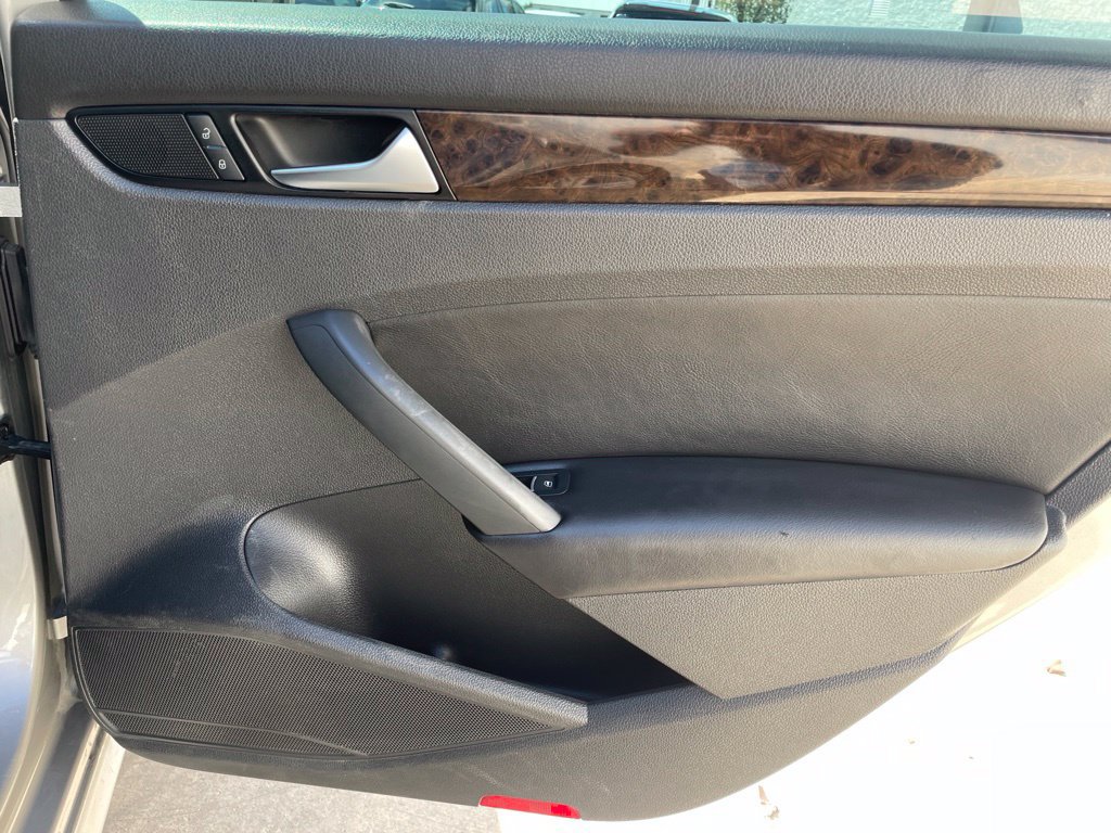 Used 2014 Volkswagen Passat TDI SEL Premium FWD image 25