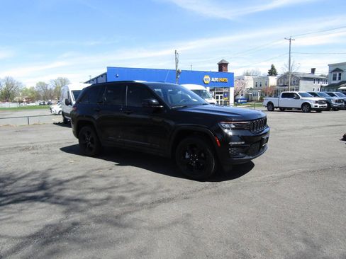 Used 2024 Jeep Grand Cherokee Limited w/ Black Appearance Package image 10