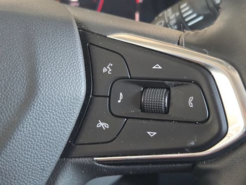 Used 2025 Chevrolet Trax LT w/ LT Convenience Package FWD image 12