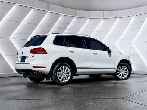 Used 2012 Volkswagen Touareg TDI image 8