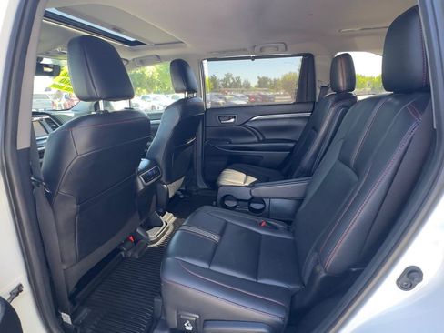 Used 2019 Toyota Highlander SE w/ Nightshade Edition AWD/4WD image 9