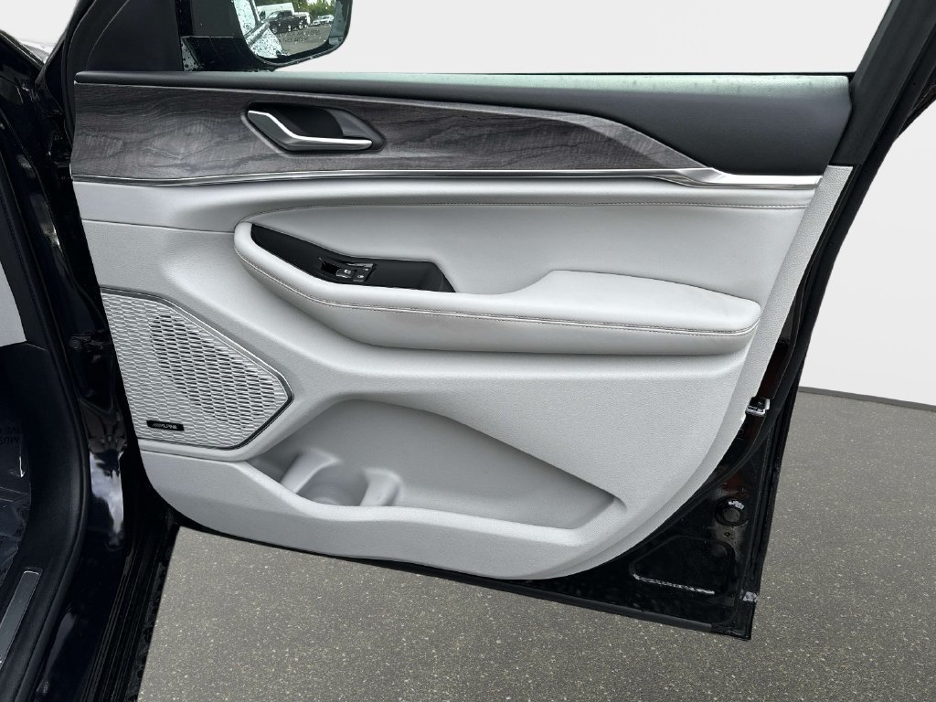 Used 2023 Jeep Grand Cherokee Overland RWD image 8