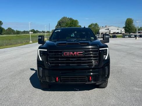 Used 2024 GMC Sierra 2500 AT4 AWD/4WD image 2