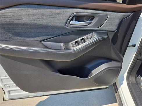 Used 2021 Nissan Rogue SV image 11