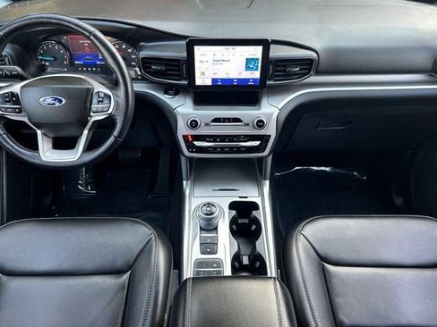 Used 2022 Ford Explorer XLT w/ Equipment Group 202A image 5